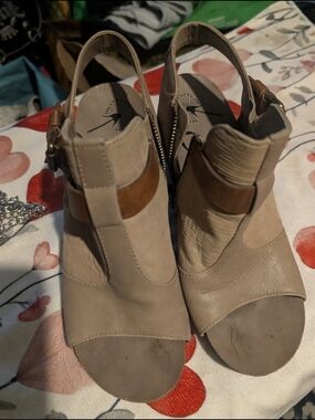 Otbt Womens Beige Open-Toe Slingback Booties with Brown Accent Mmm Mm Con Xae